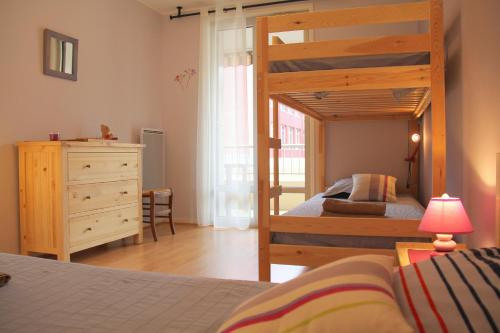 - une chambre avec 2 lits superposés, une commode et un lit dans l'établissement Au Lion d'Or, au Puy-en-Velay
