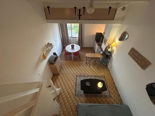 d'un salon avec une table. dans l'établissement Sort tes tongs !!, au Cap d'Agde