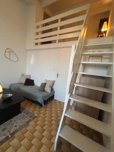 - un escalier dans une chambre avec un lit dans l'établissement Sort tes tongs !!, au Cap d'Agde