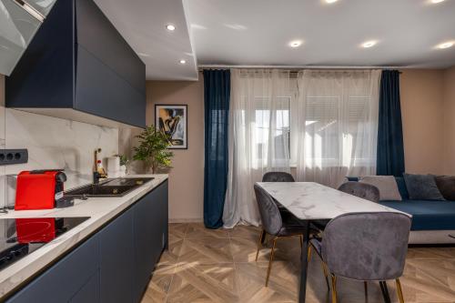 Adastra apartments with private parking ,sea view and floor heating