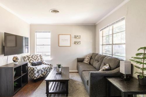 Χώρος καθιστικού στο Whitesboros Hidden Gem Cozy Downtown Haven