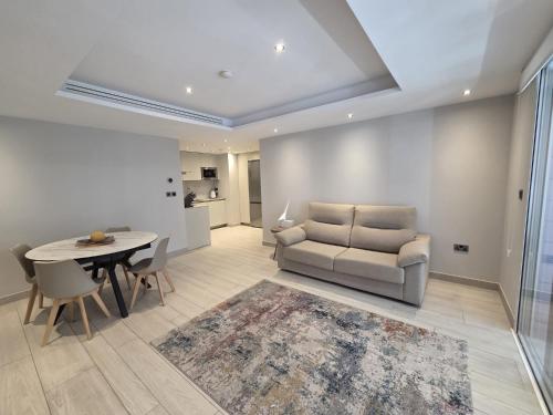 Luxury Marina Apartment, Pool, Views & Prime Location