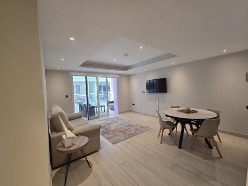 ジブラルタルにあるLuxury Marina Apartment, Pool, Views & Prime Locationのテーブルとソファのあるリビングルーム