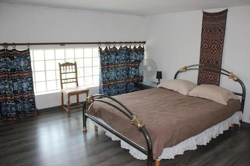 une chambre avec un lit et deux fenêtres dans l'établissement Loft 190 m2, 10 minutes from St Tropez, à La Celle-sous-Gouzon