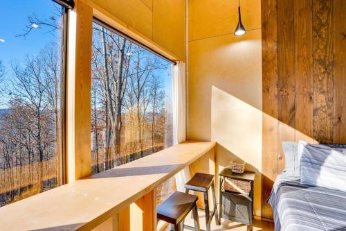 Posezení v ubytování The Noble Fir Treehouse at Treetop Escapes