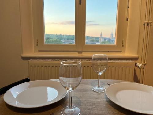 deux verres à vin assis sur une table devant une fenêtre dans l'établissement Le Terra Nova Evreux - gare - centre, à Évreux