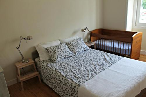 sypialnia z łóżkiem i łóżeczkiem dziecięcym w obiekcie Sintra - Casa da Portela w mieście Sintra