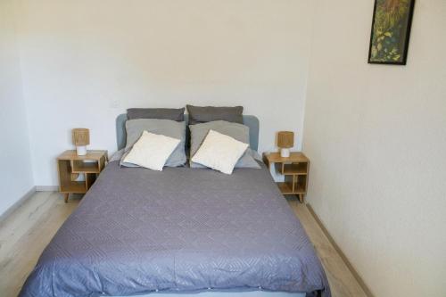 Ce lit se trouve dans un dortoir doté de 2 lits séparés. dans l'établissement L'instant Secret, à Saint-Pierre-du-Mont