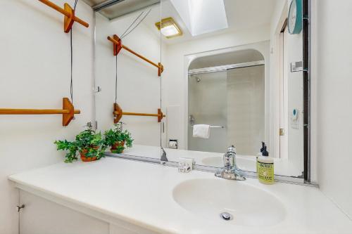 ein Badezimmer mit Waschbecken und Spiegel in der Unterkunft Rockledge in North Hero