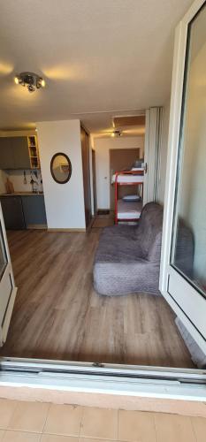 un salon avec un canapé et une grande fenêtre dans l'établissement L'Horizon vue mer, à La Seyne-sur-Mer