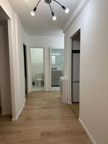 un couloir vide avec des toilettes dans une pièce blanche dans l'établissement 2 Bedroom Ocean view Apartment, à Nice