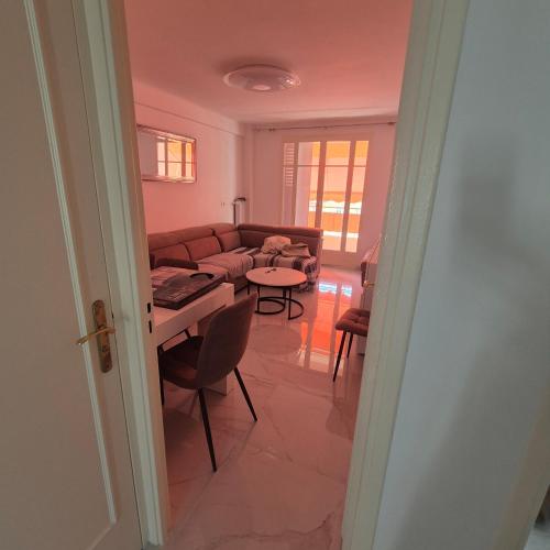 un salon avec un canapé et une table dans l'établissement Bahri House, à Nice