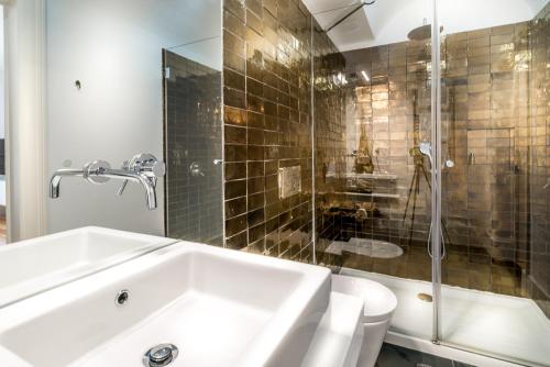 a bathroom with a tub, toilet and sink at Villa Vasco da Gama in Cascais