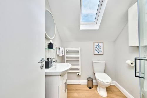 ein weißes Badezimmer mit Waschbecken und Toilette in der Unterkunft Princess Blue 3 ~ Portrush by the Sea in Portrush