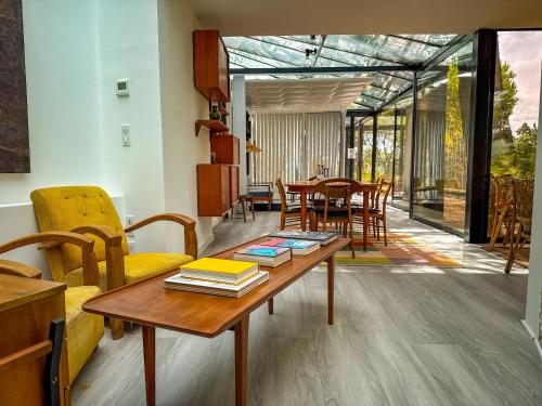 un salon avec une table et une salle à manger dans l'établissement L'Atelier d'artiste, Lodge contemporain à ciel ouvert avec piscine, à Saint-Saturnin-lès-Apt