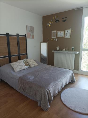 une chambre avec un grand lit dans une pièce dans l'établissement Bordeaux, à Bordeaux