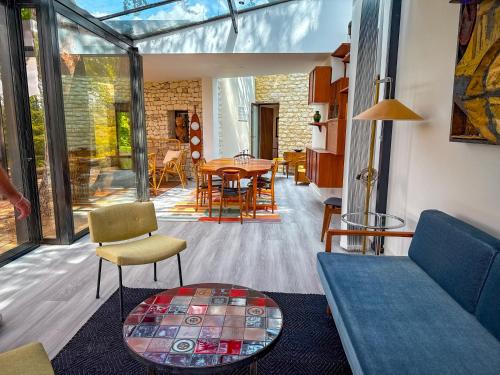 un salon avec un canapé et une table dans l'établissement L'Atelier d'artiste, Lodge contemporain à ciel ouvert avec piscine, à Saint-Saturnin-lès-Apt