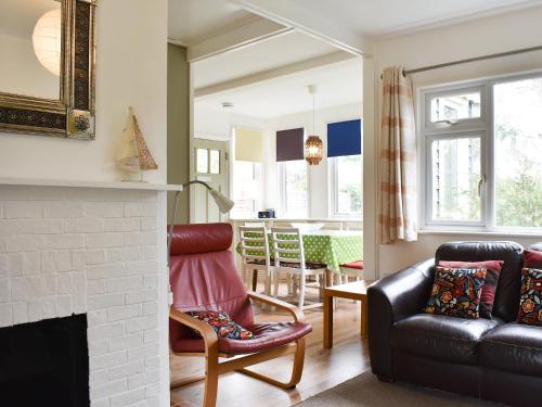 un soggiorno con divano e camino di Cockle Cottage a Middleton-on-Sea