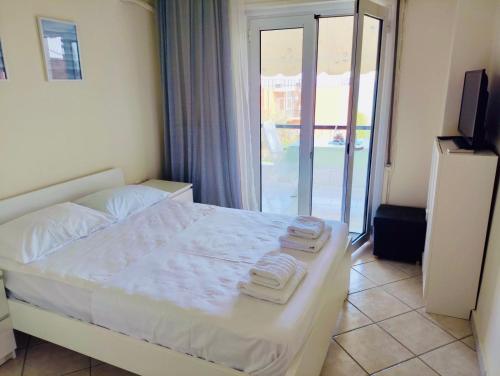 une chambre avec un lit avec deux serviettes dessus dans l'établissement Ocean Blue, à PalaiónTsiflíkion