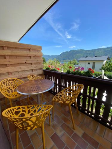 a patio with a table and chairs on a balcony at Landhaus Marmorata FeWo in Sattendorf