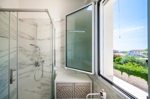 a bathroom with a shower and a window at Villa Reitani San Lorenzo - SiciliaVacanza in San Lorenzo