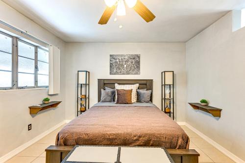 Giường trong phòng chung tại Outdoor Entertainment! Central Clearwater Condo