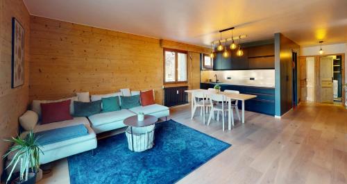un salon avec un canapé et une table dans l'établissement Bright, warm 2BR 2min to gondola, private garden, à Chamonix-Mont-Blanc