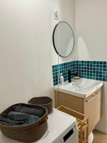 La salle de bains est pourvue d'un lavabo et d'un four micro-ondes. dans l'établissement Appartement dans le vieux Boulogne sur Mer, à Boulogne-sur-Mer