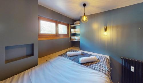 Bright, warm 2BR 2min to gondola, private garden