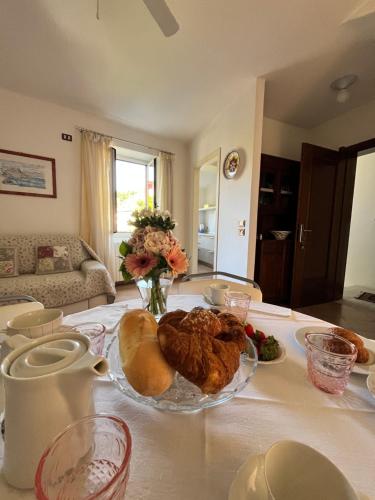 stół z talerzem jedzenia na stole w obiekcie Casa Angela w mieście Toscolano Maderno