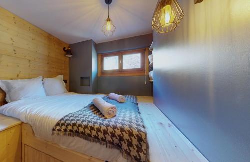 une chambre avec un lit dans une cabane en bois dans l'établissement Bright, warm 2BR 2min to gondola, private garden, à Chamonix-Mont-Blanc
