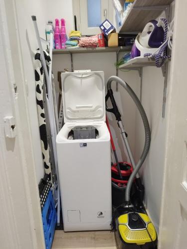 a washer and dryer in a room with skis at Magnifique appartement avec terrasse au centre Epinal in Épinal
