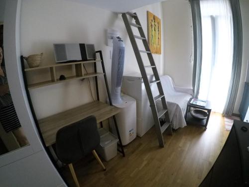 塞特港Studette centre ville entre Mer & Étang - Parking的一间有梯子、桌子和椅子的房间