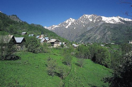 un village dans une vallée avec des montagnes enneigées dans l'établissement Appartement Puy Saint Vincent 1700, à Puy-Saint-Vincent