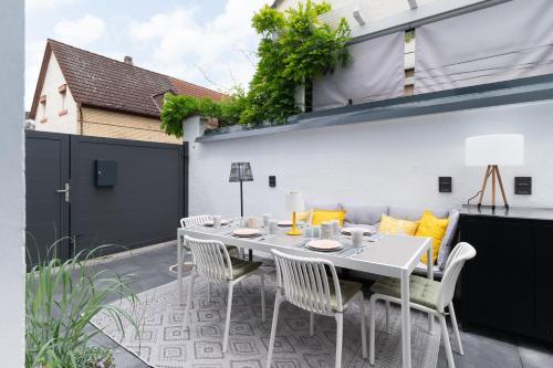 Αίθριο ή υπαίθριος χώρος στο HOUSE 756 MAINZ modernes DESIGN-FERIENHAUS mit SAUNA, KAMIN, 4 SZ, 3 Bäder, OUTDOOR-KÜCHE, PARKEN, nahe ALTSTADT, MESSE und AIRPORT