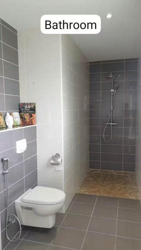 une salle de bain avec toilettes et cabine de douche dans l'établissement Le Courant - 1 Chambre avec une vue imprenable, à Mimizan-Plage