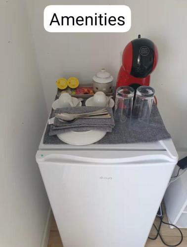 - un réfrigérateur blanc avec une étagère au-dessus dans l'établissement Le Courant - 1 Chambre avec une vue imprenable, à Mimizan-Plage