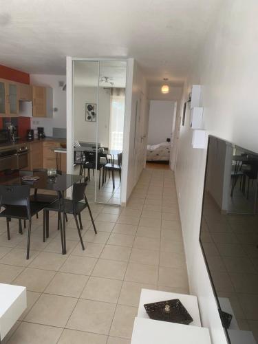 une cuisine et une salle à manger avec une table et des chaises dans l'établissement appartement Vannes port, à Vannes