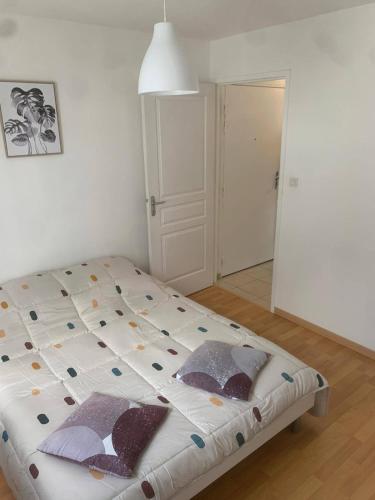 Ce lit se trouve dans un dortoir doté d'un mur blanc. dans l'établissement appartement Vannes port, à Vannes