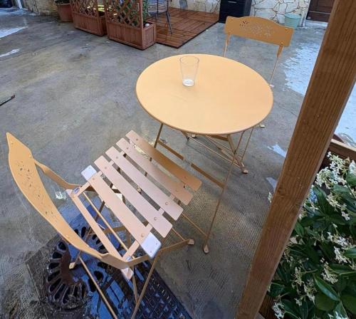 une table avec deux chaises et une table en verre dans l'établissement L'harmonie de Saint Lazarre 3, à Avignon
