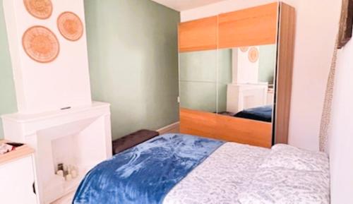 une chambre avec un lit et un miroir dans l'établissement L'harmonie de Saint Lazarre 3, à Avignon