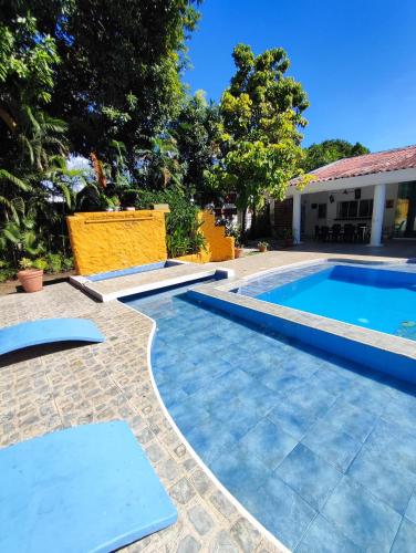 a swimming pool next to a house at Casa Condominio El Peñón Girardot in Girardot