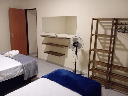 Zimmer mit 2 Betten, einer Lampe und einer Leiter in der Unterkunft Chalé com piscina in Alto Paraíso de Goiás