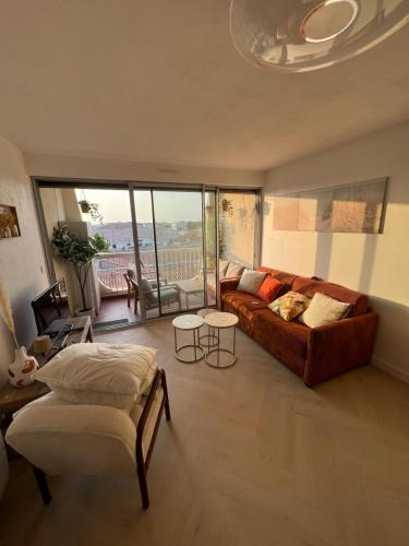 un salon avec un canapé et une table dans l'établissement Beautiful apartment with sea view, au Grau-du-Roi