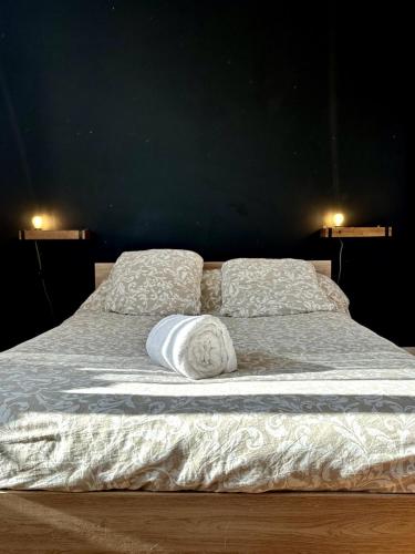 - un lit blanc avec 2 oreillers et 2 couvertures dans l'établissement L'atelier Panoramique, à Blois