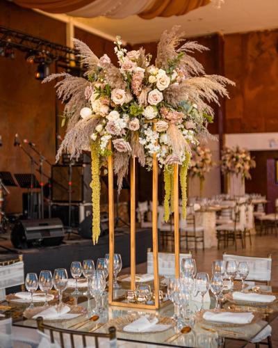 a table with a large vase with flowers on it at Tunas & Cabras Hotel in Ibarra