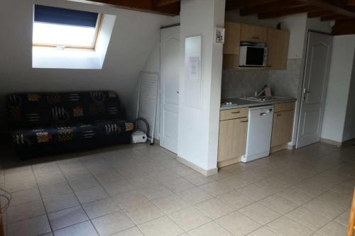 - une petite cuisine avec un canapé dans l'établissement Résidence Gardette - Joli T3 centre station 8 couchages à Réallon B34-35 MAE-8441, à Réallon