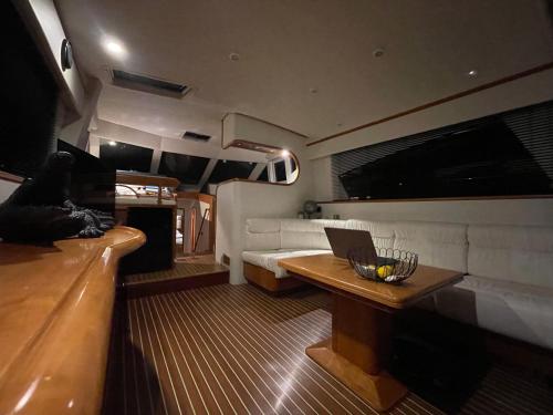 TV a/nebo společenská místnost v ubytování yacht Twenty Seven