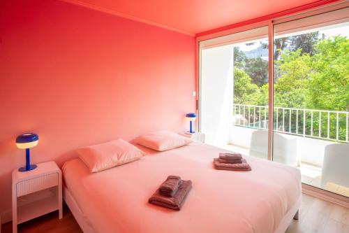 une chambre avec un lit et une grande fenêtre dans l'établissement L'Addict - 2 Chambres - Clim - Wifi, à Cassis