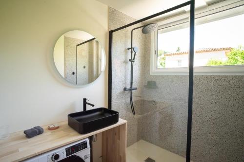une salle de bain avec une douche avec un lavabo et un miroir dans l'établissement L'Addict - 2 Chambres - Clim - Wifi, à Cassis